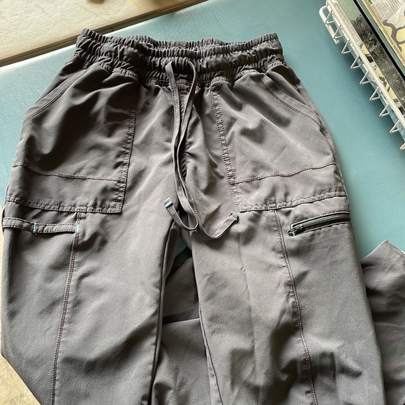 Gray scrub pants like new - Picture 2 of 3
